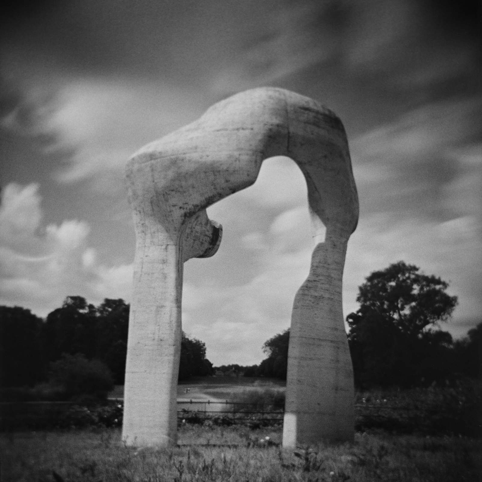 The Arch 1979–1980. Henry Moore, Kensington Gardens. Holga.